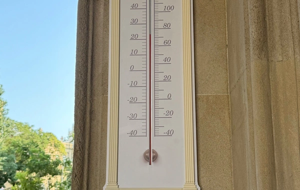 Bakı Şəhər İcra Hakimiyyətinin qarşısında civəli termometr bərpa edilib