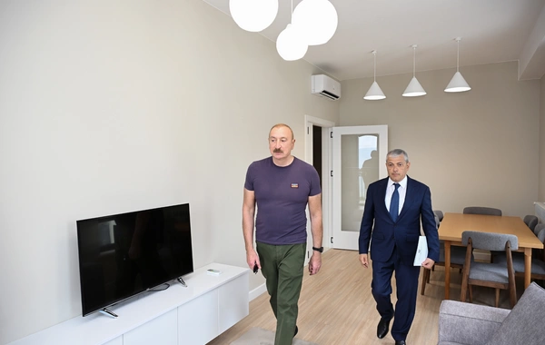 İlham Əliyev Şuşanın Qarabağ küçəsində dövlət-özəl tərəfdaşlığı çərçivəsində həyata keçirilmiş işlərlə tanış olub