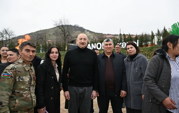 İlham Əliyev Xocavəndin Xanoba kəndində fərdi evlərin və infrastrukturun bərpası sahəsində görülən işlərlə tanış olub