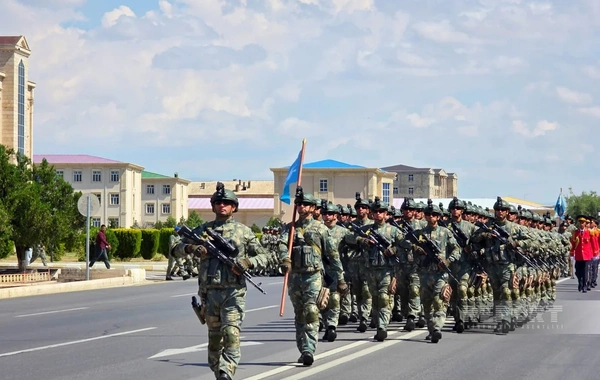 Naxçıvanda hərbi orkestrin müşayiəti ilə yürüş keçirilib