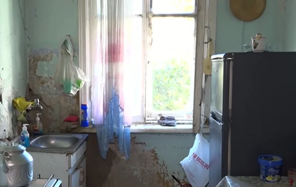 Analarımız öldü, biz də bu soyuqda öləcəyik - Binada şoka salan vəziyyət