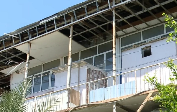 Qorxu içində yaşayan ailələr: Qəzalı binanın taleyi necə olacaq?
