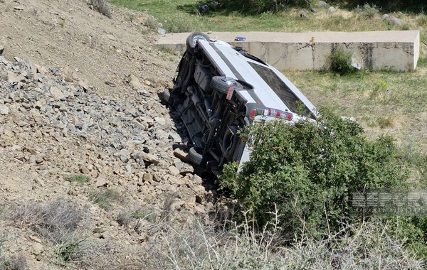 В Лерике микроавтобус упал в ущелье, есть пострадавшие