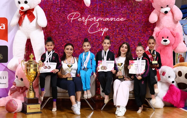 8 yaşlı Elif İstanbuldan qızıl medalla döndü