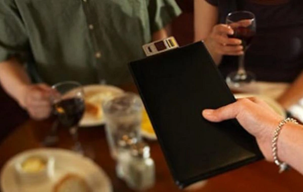 Üç dost Bakının məşhur restoranında yeyib-içib qaçdılar