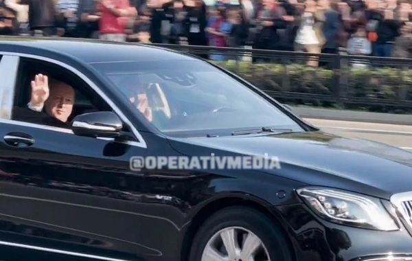 Paraddan sonra prezidentlər insanlarla sağollaşdı