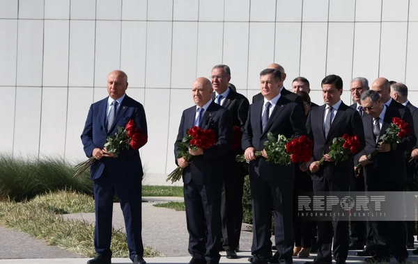 Dövlət və hökumət rəsmiləri Bakıdakı Zəfər parkında olublar