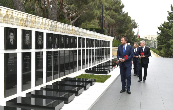 Estoniyanın xarici işlər naziri Bakıda Şəhidlər xiyabanını və Zəfər parkını ziyarət edib