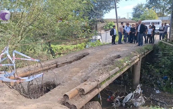 Сильные дожди разрушили мост в Азербайджане: жители в опасности