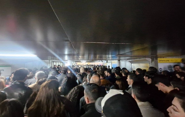 Metronun "Koroğlu" stansiyasında sərnişin sıxlığı yaranıb