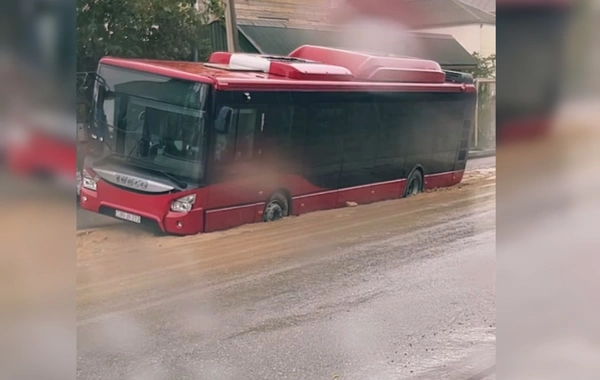 Avtobus palçıqlı yolda batdı