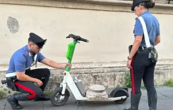 Alman turist antik Roma əsərini elektrikli skuterlə qaçırdı