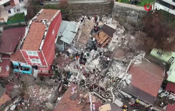 İstanbulda iki bina çökdü