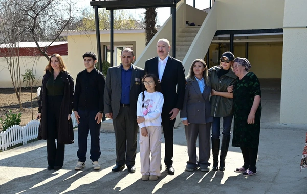 Prezident İlham Əliyev Xocavənd şəhərində görülmüş işlərlə tanış olub, şəhər və kənd sakinləri ilə görüşüb