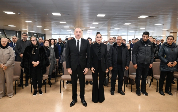 İlham Əliyev təyyarə qəzasında həlak olan ekipaj üzvlərinin vida mərasimində iştirak edib