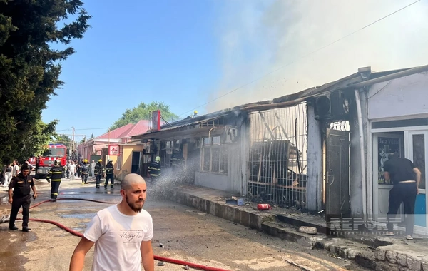 "Şuşa şəhərciyi"ndə market yanır