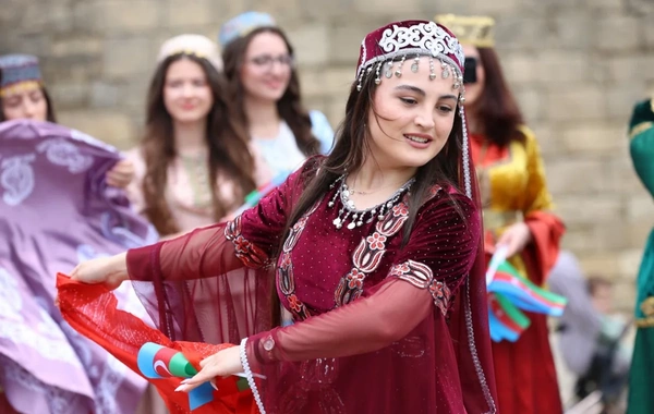 Bakının mərkəzində milli geyimlərdə gəzinti-yürüş təşkil olunub