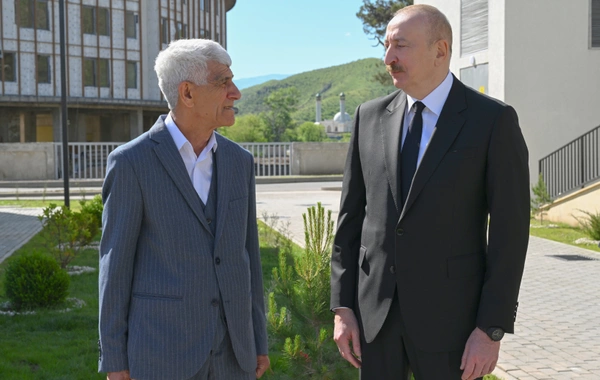 İlham Əliyev Zəngilanda ilk yaşayış kompleksinə köçən ailələrlə görüşüb
