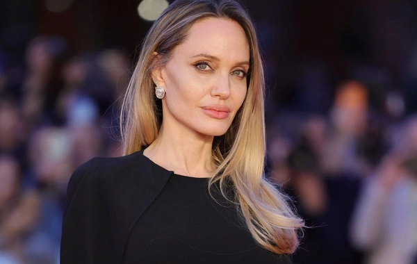 Анджелина Джоли впервые показала шрамы после операции на грудь