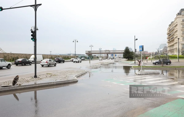 8 noyabr prospektində yağışın yaratdığı fəsadlar aradan qaldırılır