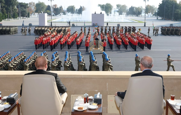 Ərdoğan Bakıdakı hərbi paraddan fotolar paylaşıb