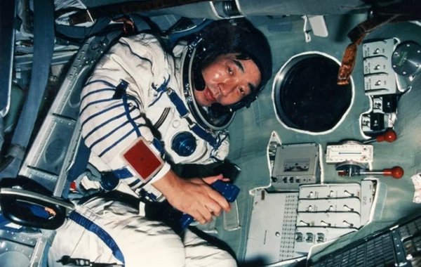 The first professional space journalist has passed away