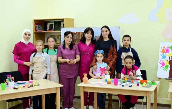 Leyla Əliyeva xüsusi qayğıya ehtiyacı olan uşaqlar üçün yaradılan mərkəzlərin fəaliyyəti ilə tanış olub