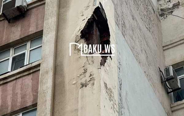 Yaşayış binasının fasadı uçub - TƏHLÜKƏLİ VƏZİYYƏT