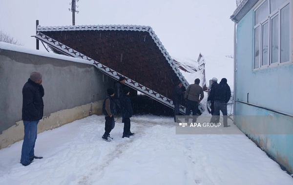 Qazaxda güclü qar səbəbindən evin talvarı çöküb, iki avtomobil altında qalıb