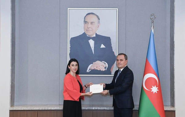 Fransa səfiri etimadnaməsinin surətini Azərbaycan XİN başçısına təqdim edib