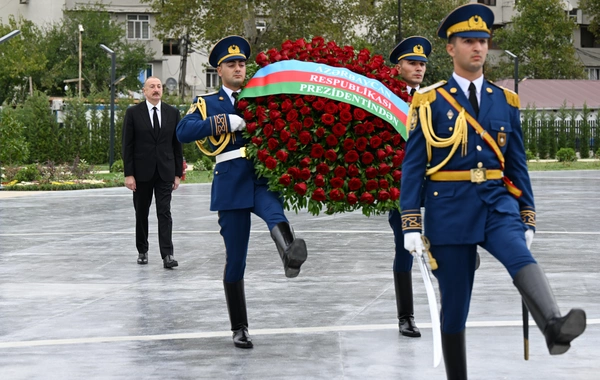 İlham Əliyev Anım Günü ilə əlaqədar Vətən müharibəsi şəhidlərinin xatirəsini bir dəqiqəlik sükutla yad edib