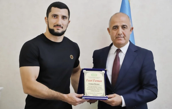 Məcid Seyidov UFC döyüşçüsü Fərman Həsənova fəxri fərman təqdim edib