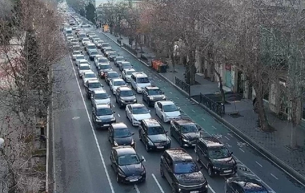 Bakının bir sıra yollarında tıxac yaranıb