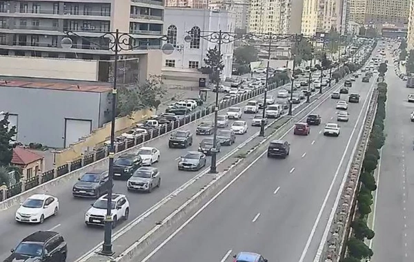Bakının bir sıra yollarında nəqliyyatın sıxlığı yaranıb