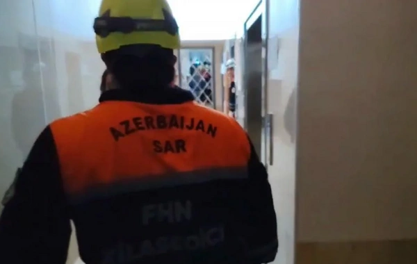 Bakıda çoxmərtəbəli binada yanğın: Hadisə yerindən görüntülər