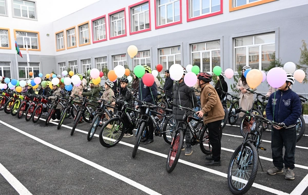 Лейла Алиева и Алена Алиева побывали в центре STEAM и полной средней школе номер 37 в Гяндже