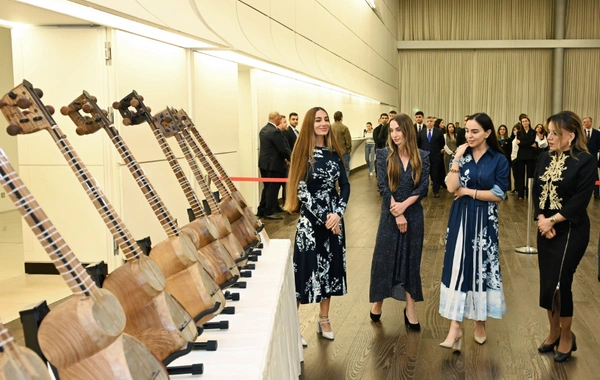 Heydər Əliyev Fondunun dəstəyi ilə alınan musiqi alətlərinin təqdimatı olub Heydər Əliyev Fondunun dəstəyi ilə alınan musiqi alətlərinin təqdimatı olub