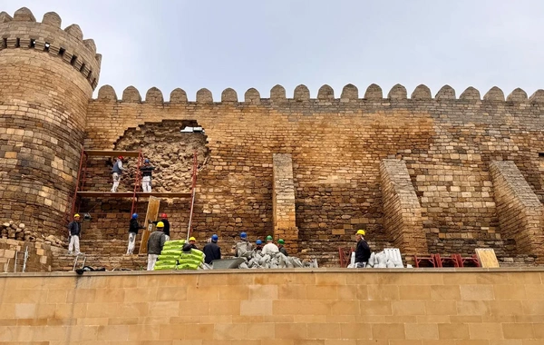 Управление "Ичеришехер" приступило к восстановлению поврежденного участка крепостной стены