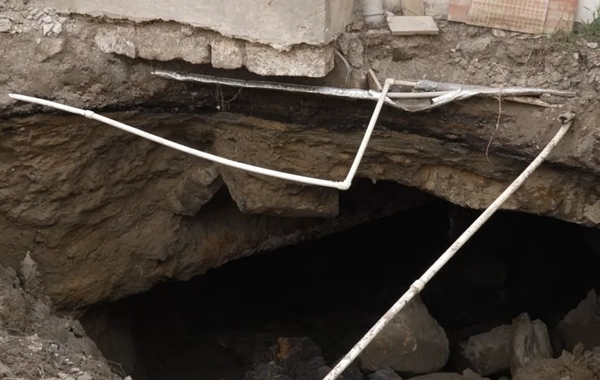 Kanalizasiya kollektorunun üzərində tikilən təhlükəli evlər