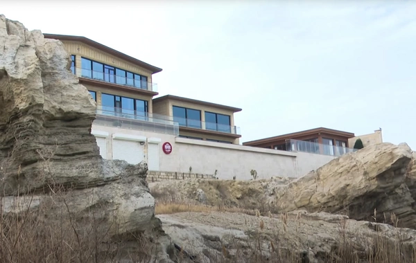 Buzovnada tarixi qayalıqlar üzərində inşa edilən qanunsuz tikililər niyə sökülmür?