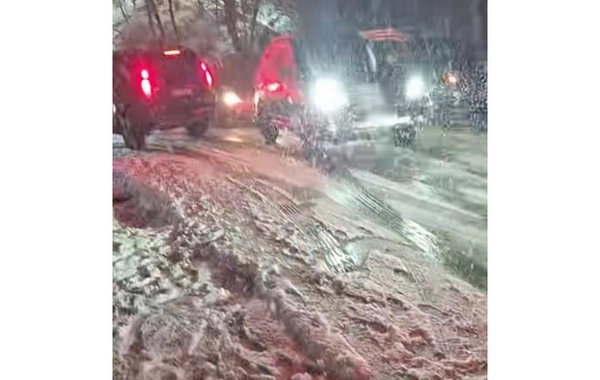 Сильный снегопад обрушился на Азербайджан, парализовав движение транспорта