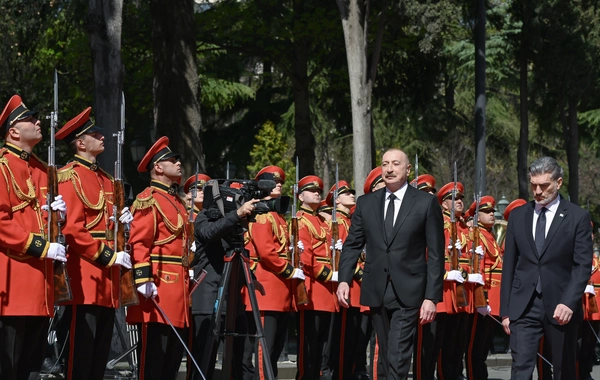 Prezident İlham Əliyevin Tbilisidə rəsmi qarşılanma mərasimi keçirilib
