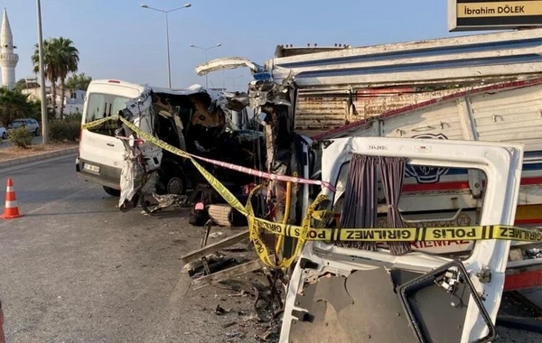 Türkiyədə şagirdləri daşıyan mikroavtobus qəzaya uğrayıb, ölən və yaralananlar var