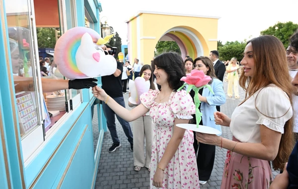Leyla Əliyeva və Arzu Əliyeva "CandyFest" yay festivalını ziyarət edib və "Sehrli mirvari" su sirki şousunu izləyiblər