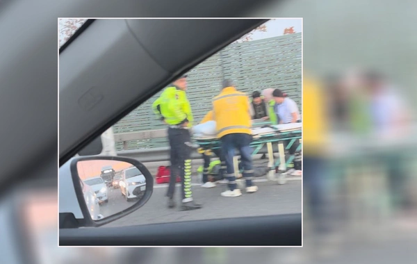 Aeroport yolunda təmizlikçi qadını maşın vurdu