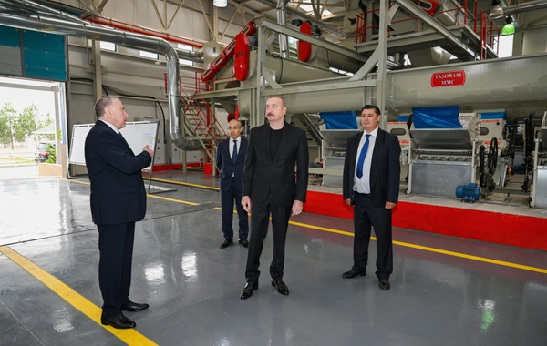 Prezident İlham Əliyev Sabirabadda pambıq emalı zavodunun fəaliyyəti ilə tanış olub Prezident İlham Əliyev Sabirabadda pambıq emalı zavodunun fəaliyyəti ilə tanış olub