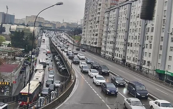 Bu yollarda nəqliyyatın sıxlığı yaranıb