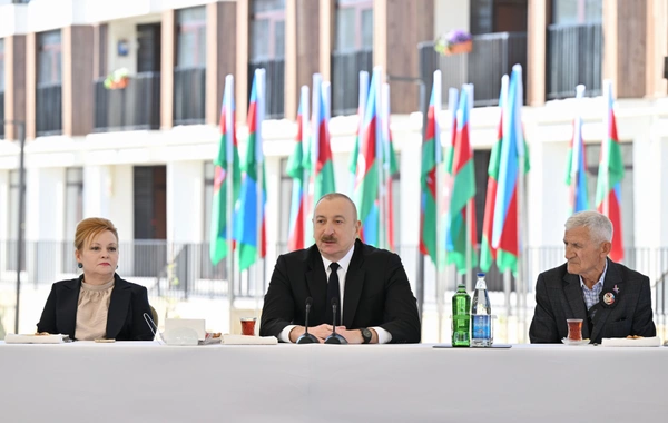 İlham Əliyev Zəngilanda ilk yaşayış kompleksinə köçən ailələrlə görüşüb