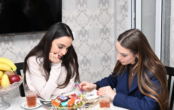 Лейла Алиева и Алена Алиева посетили Гянджинский мемориальный комплекс и семью Национального героя Натигa Гасымова