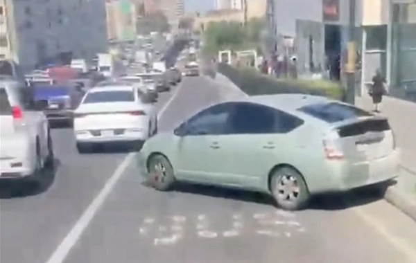 Maşını avtobus zolağında saxlayıb getdi - Cəzalandırıldı